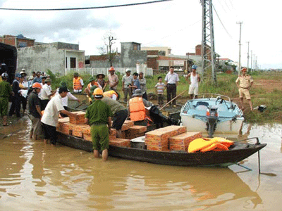 Hàng ngàn bạn đọc bức xúc vì quần áo cứu trợ bị biến thành giẻ lau - 1 Hàng ngàn bạn đọc bức xúc vì quần áo cứu trợ bị biến thành giẻ lau - 1