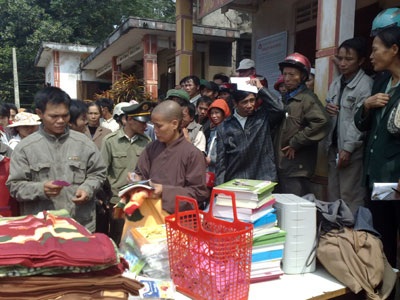 Nhà Chùa cùng các phật tử tham gia hỗ trợ người dân bị lũ lụt miền Trung - 1 Nhà Chùa cùng các phật tử tham gia hỗ trợ người dân bị lũ lụt miền Trung - 1