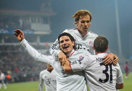 Bayern hùng dũng đoạt vé sớm, Roma bừng lên hy vọng - 1