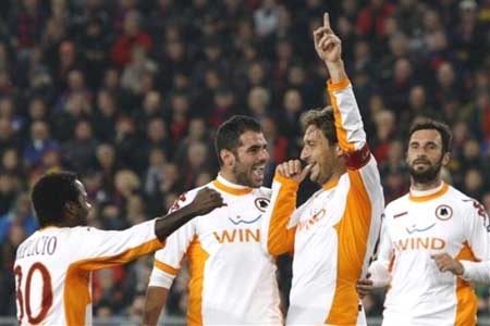 Bayern hùng dũng đoạt vé sớm, Roma bừng lên hy vọng - 4