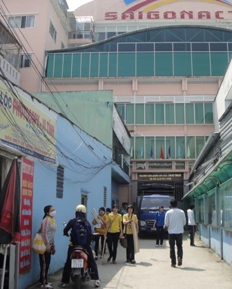 Sinh viên khổ sở vì trường làm việc tắc trách - 1