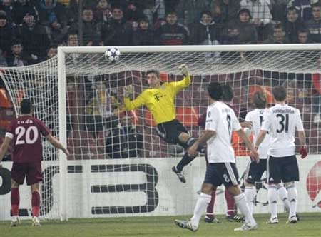 Bayern hùng dũng đoạt vé sớm, Roma bừng lên hy vọng - 3