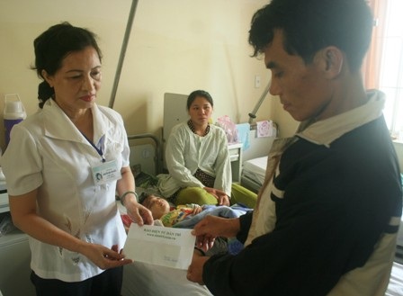 Quỹ Bé Nhân Ái đã đến với cháu bé bị núi đè - 1 Quỹ Bé Nhân Ái đã đến với cháu bé bị núi đè - 1