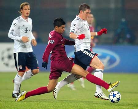 Bayern hùng dũng đoạt vé sớm, Roma bừng lên hy vọng - 2