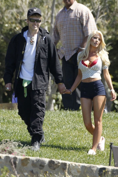 Vợ chồng người đẹp dao kéo sắp phá sản - 2 Vợ chồng người đẹp dao kéo sắp phá sản - 2