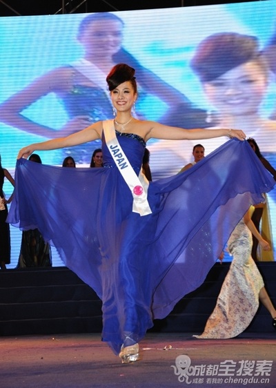Thục Quyên “khoe khéo” vòng một trong đêm trình diễn - 8 Thục Quyên “khoe khéo” vòng một trong đêm trình diễn - 8