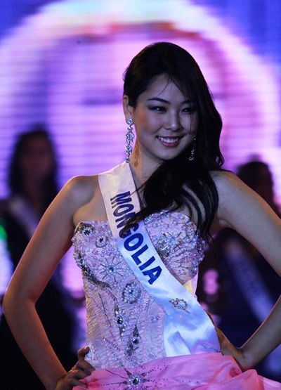 Thục Quyên “khoe khéo” vòng một trong đêm trình diễn - 19 Thục Quyên “khoe khéo” vòng một trong đêm trình diễn - 19