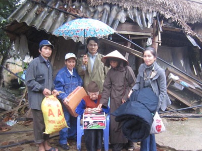 Nhà Chùa cùng các phật tử tham gia hỗ trợ người dân bị lũ lụt miền Trung - 2 Nhà Chùa cùng các phật tử tham gia hỗ trợ người dân bị lũ lụt miền Trung - 2