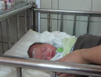 Cứu sống bé sơ sinh nặng chưa đầy 7 lạng - 1