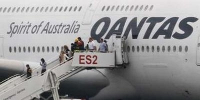 Qantas tạm ngừng bay phi đội A380 sau sự cố động cơ - 1