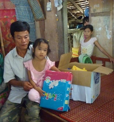 Quỹ bé Nhân Ái đến với cháu bé lớp 1 không hậu môn, không bộ phận sinh dục - 2 Quỹ bé Nhân Ái đến với cháu bé lớp 1 không hậu môn, không bộ phận sinh dục - 2