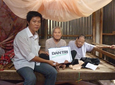 Gần 30 triệu đồng đến với “hai cụ già bệnh tật” - 1 Gần 30 triệu đồng đến với “hai cụ già bệnh tật” - 1