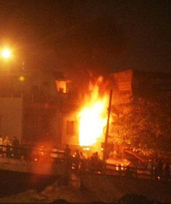 Đổ đèn cầy, nhà 2 tầng bùng cháy trong mưa - 1