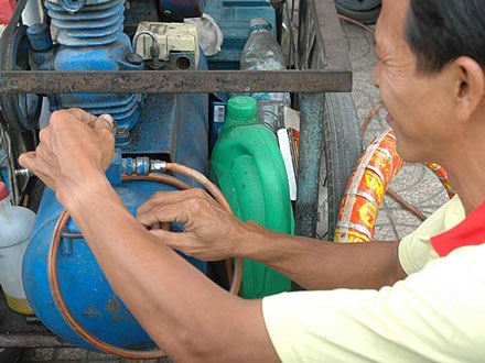 Sống chung với “bom nổ chậm” - 1 Sống chung với “bom nổ chậm” - 1