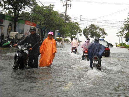 Miền Trung lại gồng mình đón đợt mưa lớn mới - 2 Miền Trung lại gồng mình đón đợt mưa lớn mới - 2