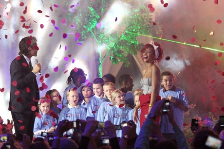 Rihanna thắp đèn Noel tại London - 14 Rihanna thắp đèn Noel tại London - 14