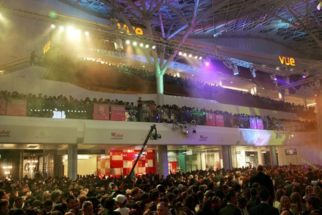 Rihanna thắp đèn Noel tại London - 16 Rihanna thắp đèn Noel tại London - 16