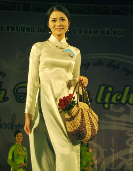 Phùng Ngọc Hà giành ngôi Nữ sinh thanh lịch trường Sư phạm - 6 Phùng Ngọc Hà giành ngôi Nữ sinh thanh lịch trường Sư phạm - 6