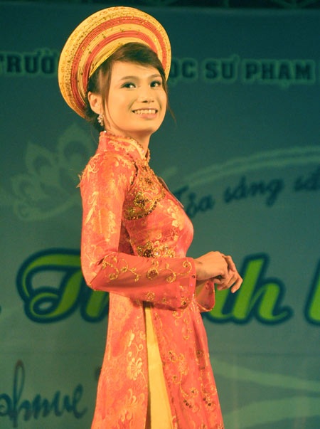 Phùng Ngọc Hà giành ngôi Nữ sinh thanh lịch trường Sư phạm - 2 Phùng Ngọc Hà giành ngôi Nữ sinh thanh lịch trường Sư phạm - 2