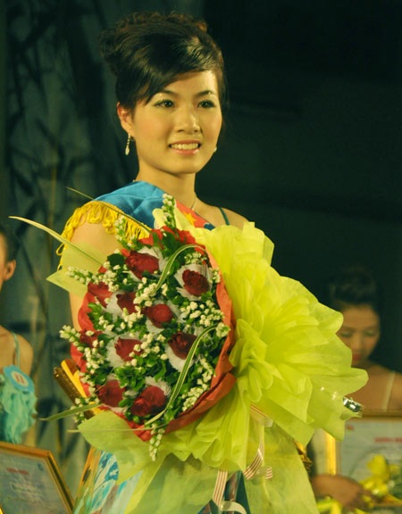 Phùng Ngọc Hà giành ngôi Nữ sinh thanh lịch trường Sư phạm - 19 Phùng Ngọc Hà giành ngôi Nữ sinh thanh lịch trường Sư phạm - 19