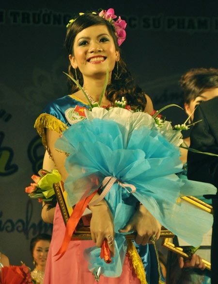 Phùng Ngọc Hà giành ngôi Nữ sinh thanh lịch trường Sư phạm - 18 Phùng Ngọc Hà giành ngôi Nữ sinh thanh lịch trường Sư phạm - 18