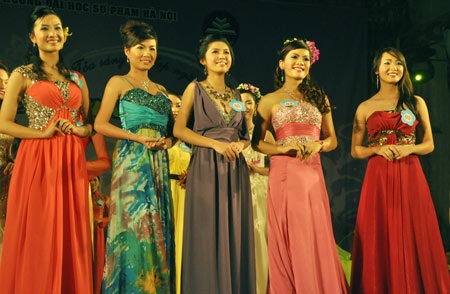 Phùng Ngọc Hà giành ngôi Nữ sinh thanh lịch trường Sư phạm - 17 Phùng Ngọc Hà giành ngôi Nữ sinh thanh lịch trường Sư phạm - 17