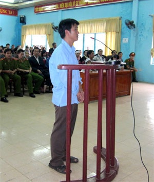Giết bạn trai của vợ cũ, lãnh 12 năm tù giam - 1