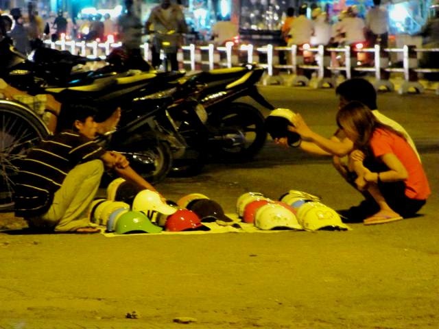 Phát hiện loại mũ bảo hiểm có chất gây ung thư - 1