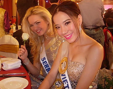 Người đẹp Hoa hậu Quốc tế vui vẻ trong tiệc đấu giá từ thiện - 2 Người đẹp Hoa hậu Quốc tế vui vẻ trong tiệc đấu giá từ thiện - 2