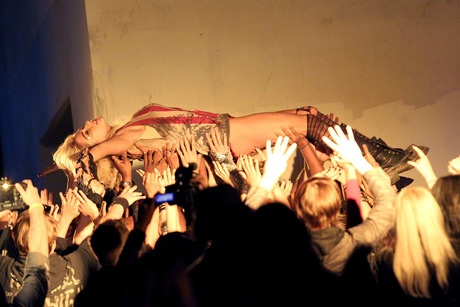 Kesha: “Tơi tả” trong videoclip mới - 11 Kesha: “Tơi tả” trong videoclip mới - 11
