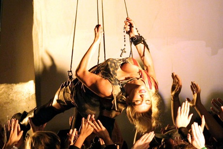 Kesha: “Tơi tả” trong videoclip mới - 13 Kesha: “Tơi tả” trong videoclip mới - 13
