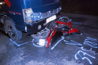 Bỏ mạng ngay trước cổng nhà - 1