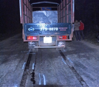 Bỏ mạng ngay trước cổng nhà - 2