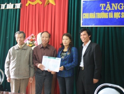 TBT Báo Dân trí cùng các Đoàn cứu trợ về vùng rốn lũ ở Hà Tĩnh - 9