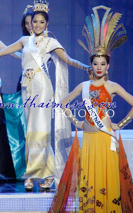 Ngắm Thục Quyên và các người đẹp trình diễn trang phục dân tộc - 1 Ngắm Thục Quyên và các người đẹp trình diễn trang phục dân tộc - 1