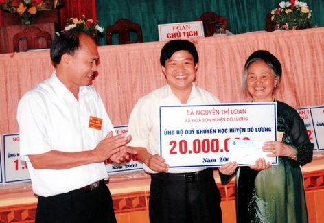 Cụ bà 75 tuổi mê làm khuyến học - 1 Cụ bà 75 tuổi mê làm khuyến học - 1