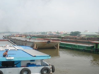 Kẹt xà lan nghiêm trọng tại khu vực cầu Bình Lợi - 1 Kẹt xà lan nghiêm trọng tại khu vực cầu Bình Lợi - 1