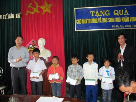 TBT Báo Dân trí cùng các Đoàn cứu trợ về vùng rốn lũ ở Hà Tĩnh - 8 TBT Báo Dân trí cùng các Đoàn cứu trợ về vùng rốn lũ ở Hà Tĩnh - 8