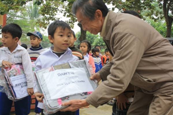TBT Báo Dân trí cùng các Đoàn cứu trợ về vùng rốn lũ ở Hà Tĩnh - 5 TBT Báo Dân trí cùng các Đoàn cứu trợ về vùng rốn lũ ở Hà Tĩnh - 5