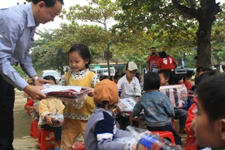TBT Báo Dân trí cùng các Đoàn cứu trợ về vùng rốn lũ ở Hà Tĩnh - 4 TBT Báo Dân trí cùng các Đoàn cứu trợ về vùng rốn lũ ở Hà Tĩnh - 4