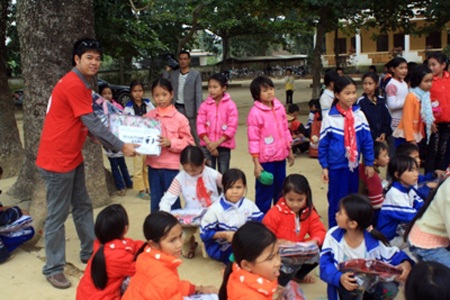 TBT Báo Dân trí cùng các Đoàn cứu trợ về vùng rốn lũ ở Hà Tĩnh - 6 TBT Báo Dân trí cùng các Đoàn cứu trợ về vùng rốn lũ ở Hà Tĩnh - 6