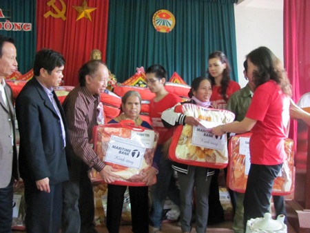 TBT Báo Dân trí cùng các Đoàn cứu trợ về vùng rốn lũ ở Hà Tĩnh - 7 TBT Báo Dân trí cùng các Đoàn cứu trợ về vùng rốn lũ ở Hà Tĩnh - 7