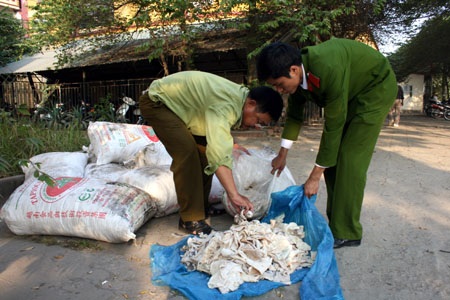 Phát hiện 680 kg bì lợn thối chuẩn bị "Nam tiến" - 1 Phát hiện 680 kg bì lợn thối chuẩn bị "Nam tiến" - 1