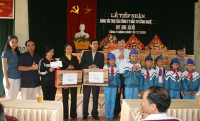 Hoa hậu Ngô Phương Lan cứu trợ tại Nghệ An  - 3