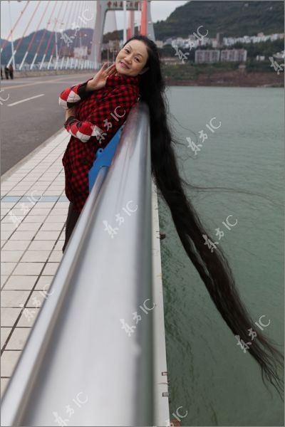 Người phụ nữ tóc dài gần 3m - 1