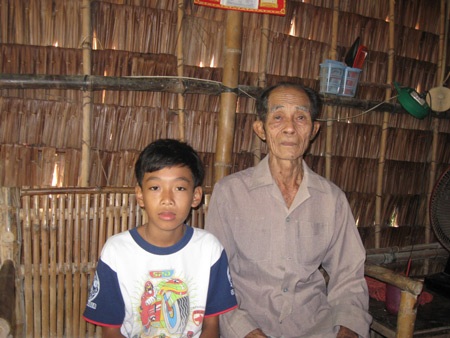 Gian nan đường đến trường của hai anh em mồ côi mẹ - 1 Gian nan đường đến trường của hai anh em mồ côi mẹ - 1