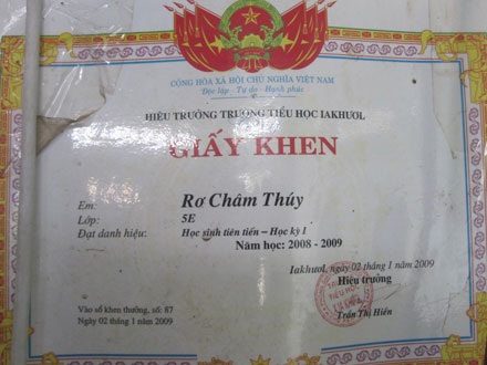 Kiếp sống khốn cùng của bé gái bị cha mẹ xích vào gốc cây - 2 Kiếp sống khốn cùng của bé gái bị cha mẹ xích vào gốc cây - 2