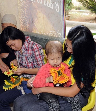 Hoa hậu Hương Giang tặng quà các bệnh nhi ung thư - 3