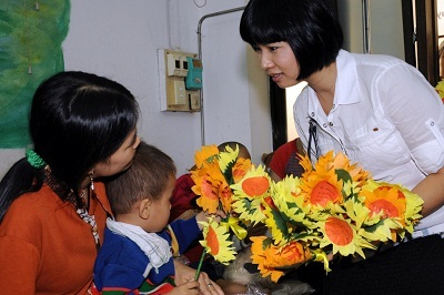 Hoa hậu Hương Giang tặng quà các bệnh nhi ung thư - 6