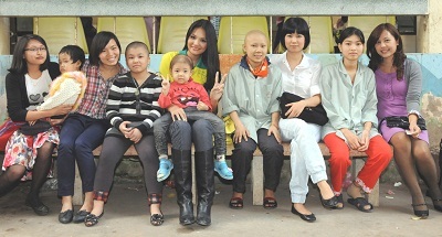 Hoa hậu Hương Giang tặng quà các bệnh nhi ung thư - 7